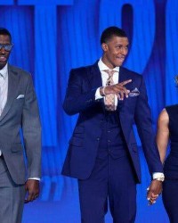 杏彩体育官方网站-火箭探花郎苦练成才：适合三分时代 再增重30磅？