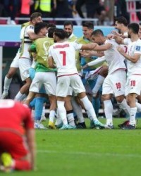 杏彩体育官网-红龙孤注一掷难敌伊朗以命搏命，奎罗斯为争议噤声