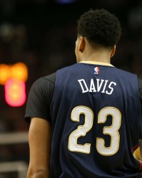 23号球衣给了双向球员！美媒提问：鹈鹕应退役浓眉的23号球衣吗？